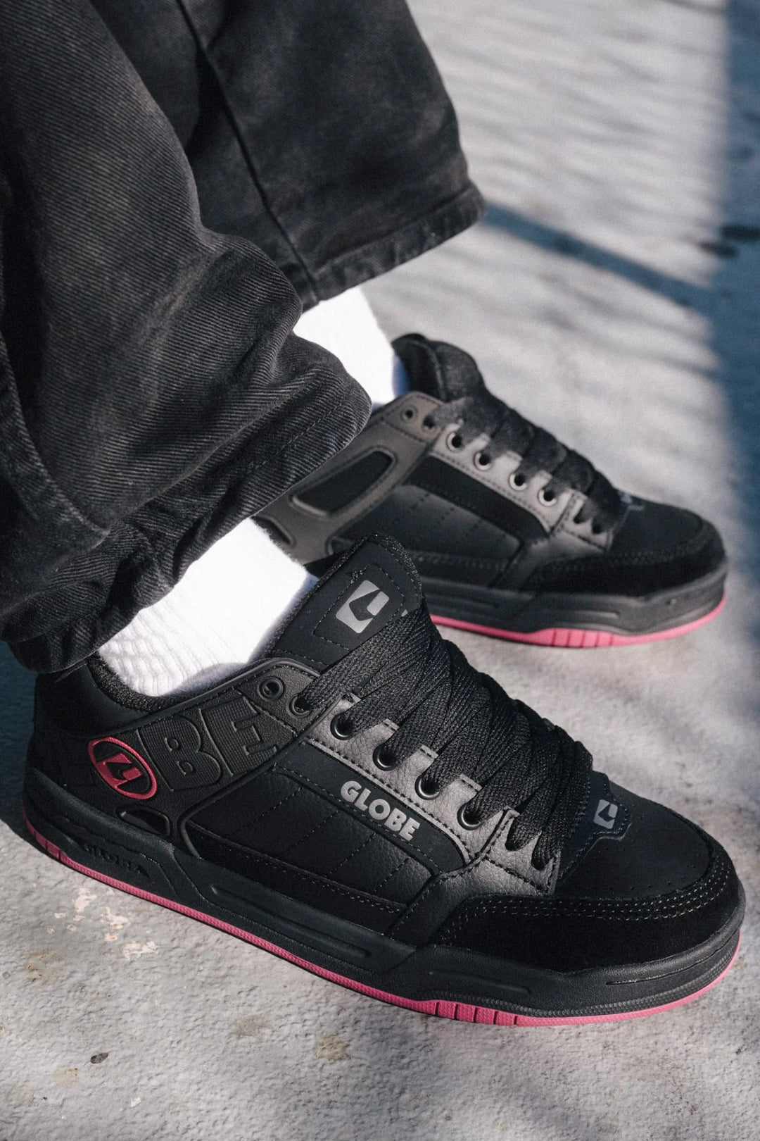 Globe Tilt Shoe - Black / Black / Pink